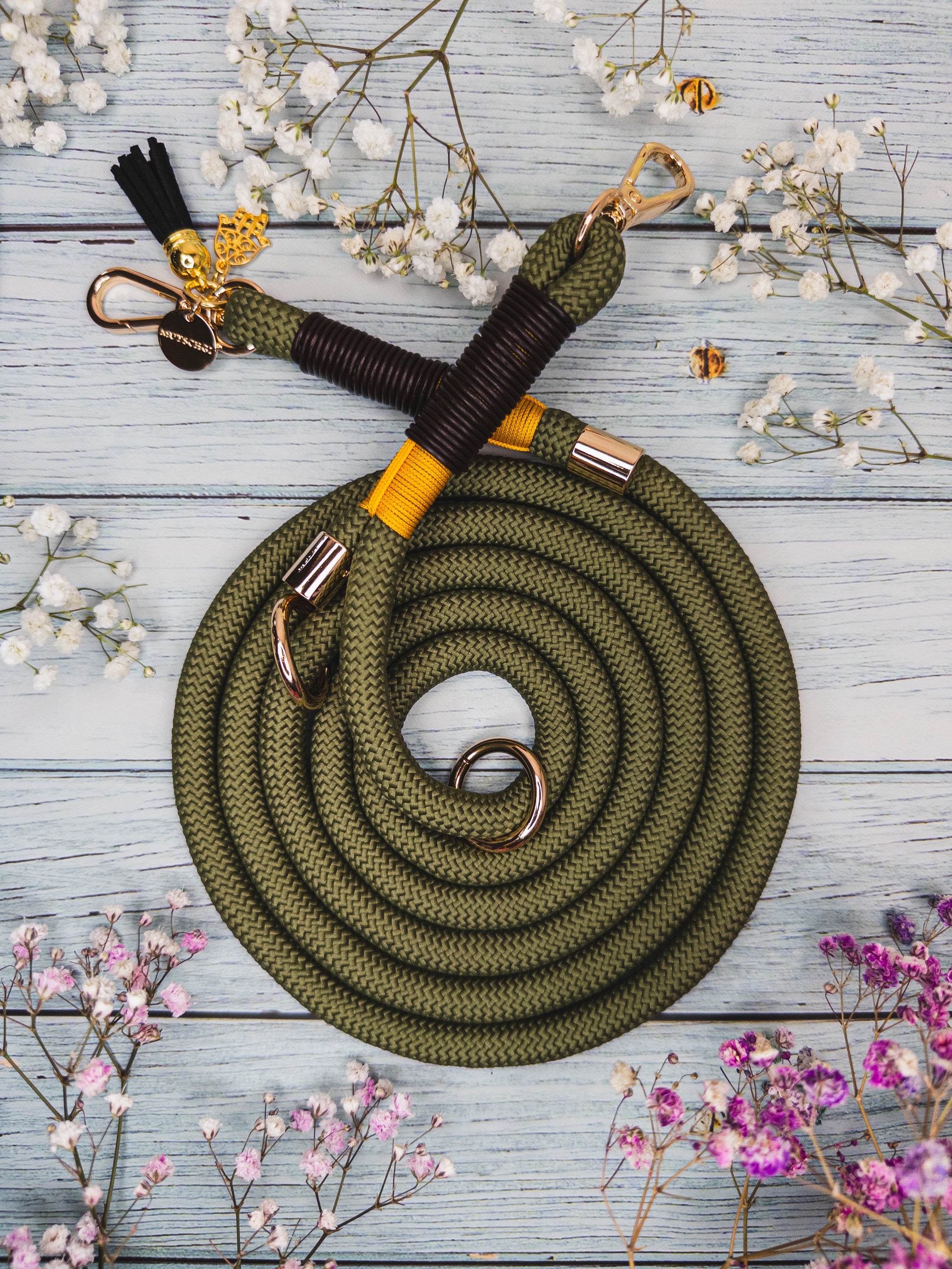 Rope leash for puppies and smaller dogs in olive green.